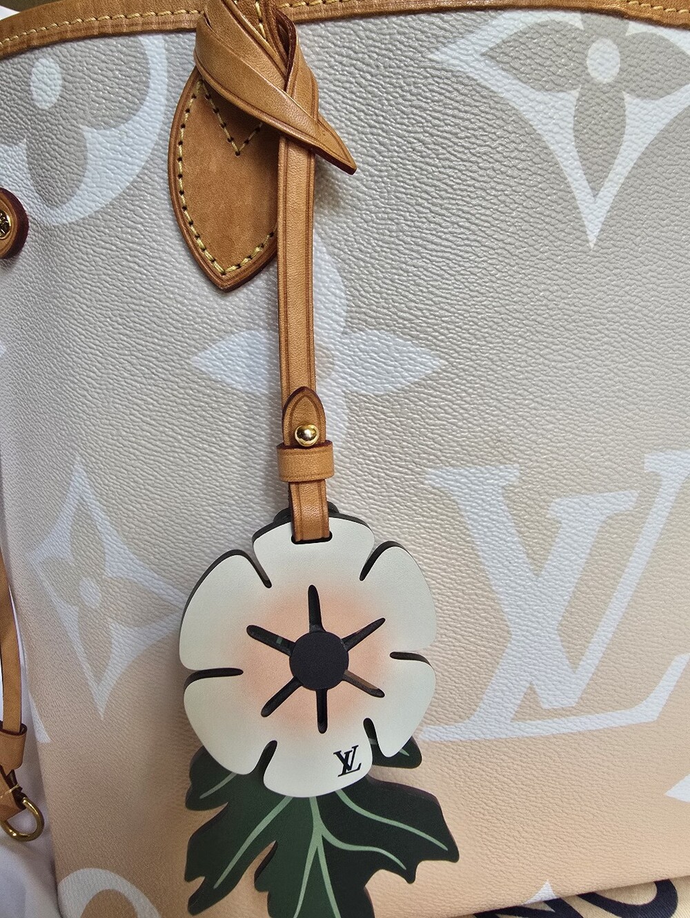 Louis Vuitton Neverfull MM Tote Bag from the limited-edition 2021 "By The Pool" - Picture 7 of 16